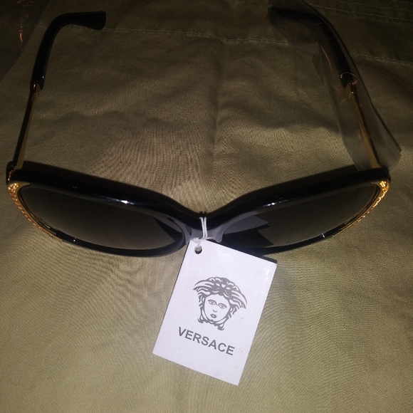 Versace - Picture 5 of 5